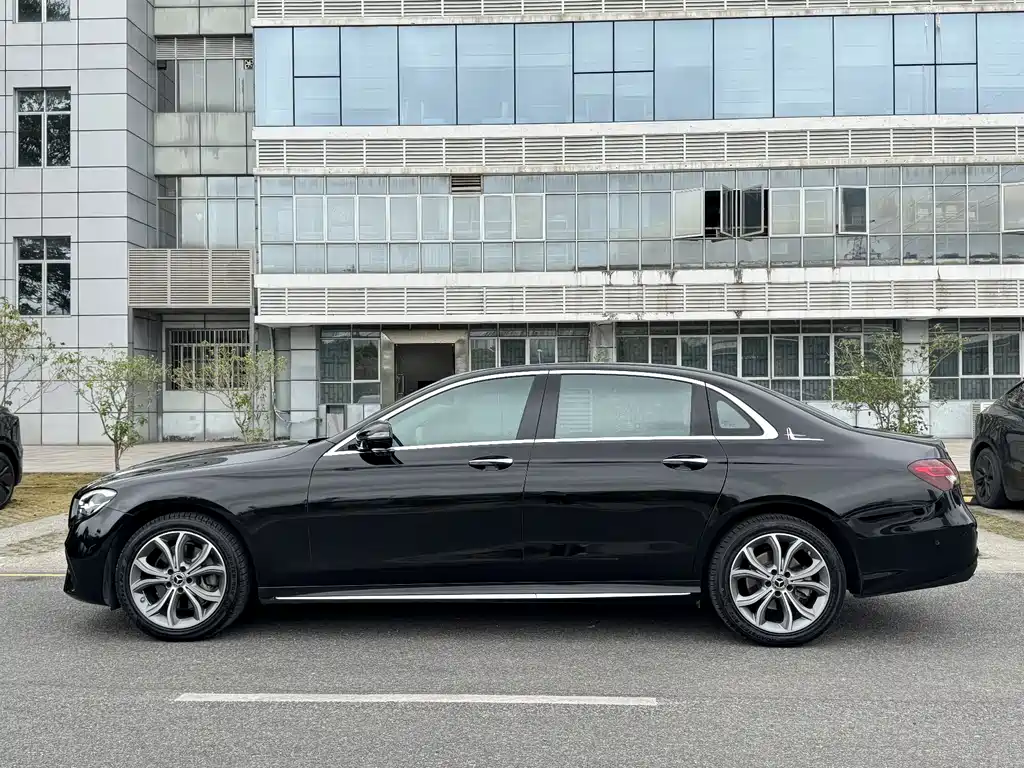 Mercedes-Benz E-Class 2022 — фото 20