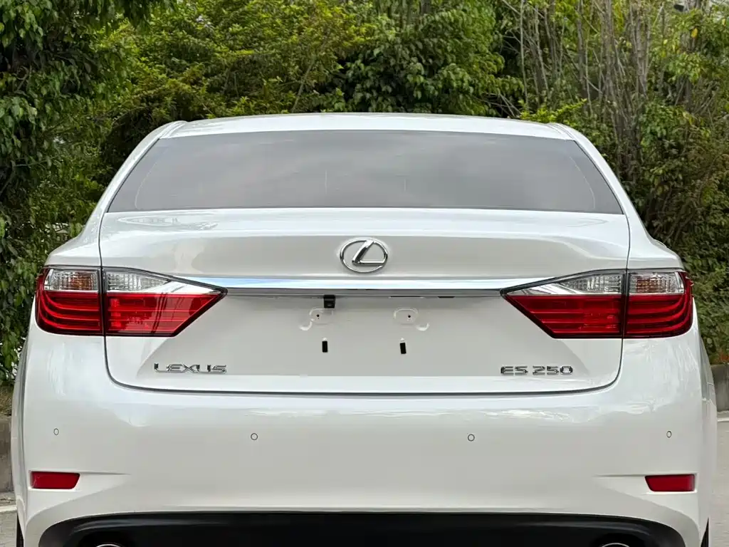 Lexus ES 2014 — фото 9