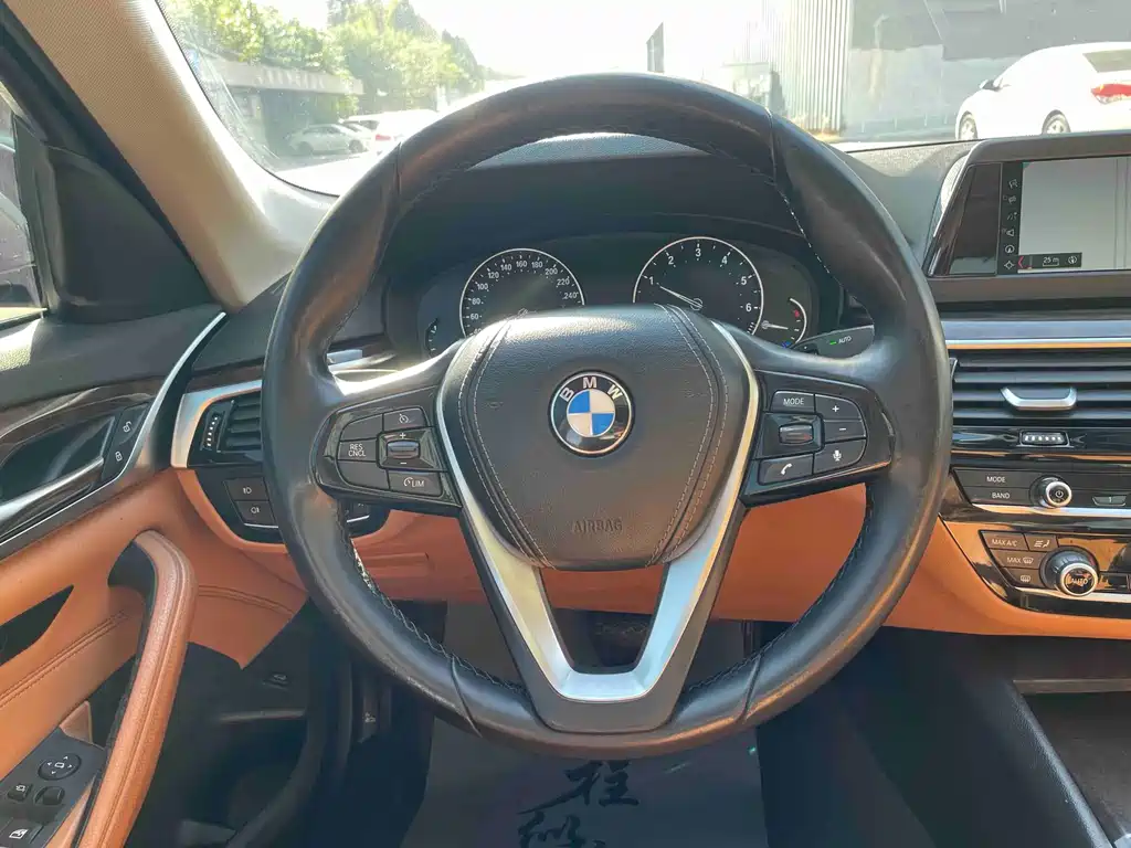 BMW 5 Series 2017 — фото 11