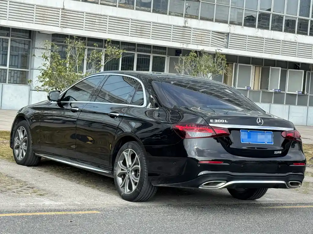 Mercedes-Benz E-Class 2022 — фото 18