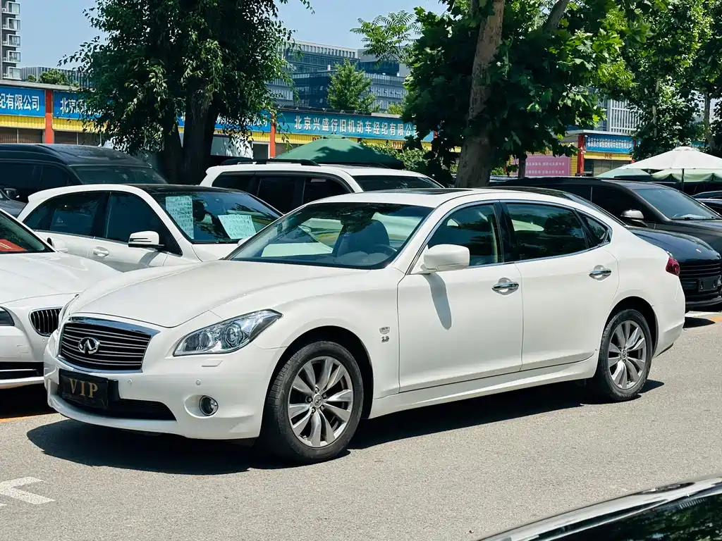 Infiniti Q70 2015