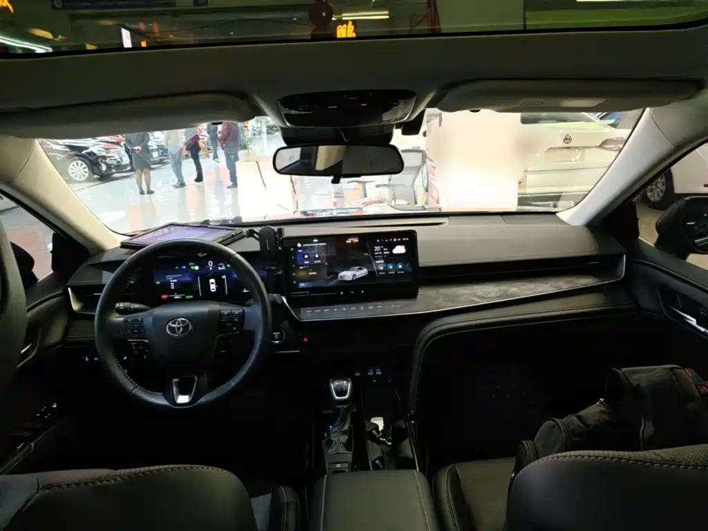 Toyota Camry 2025 — фото 10