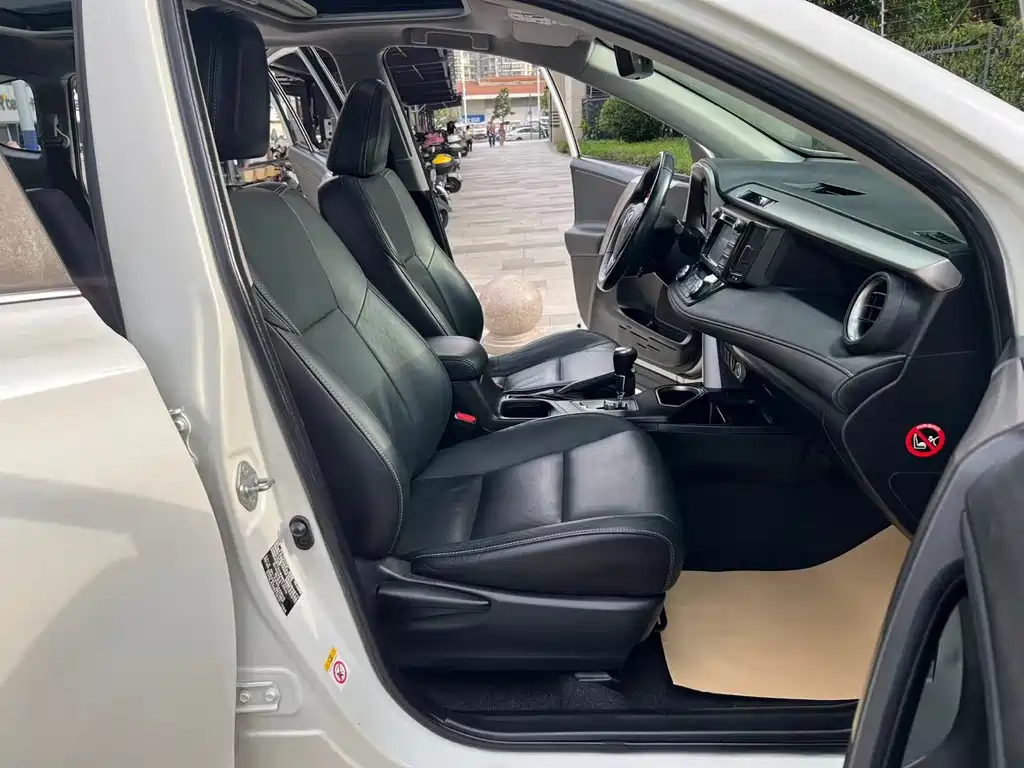 Toyota RAV4 2016 — фото 8