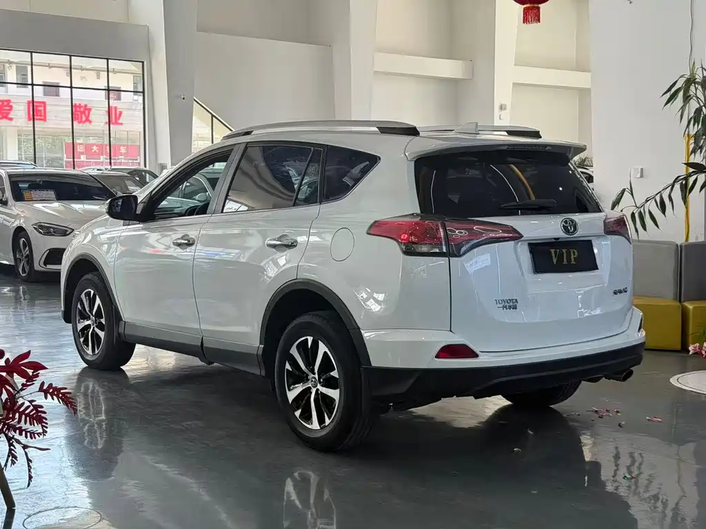 Toyota RAV4 2019 — фото 7