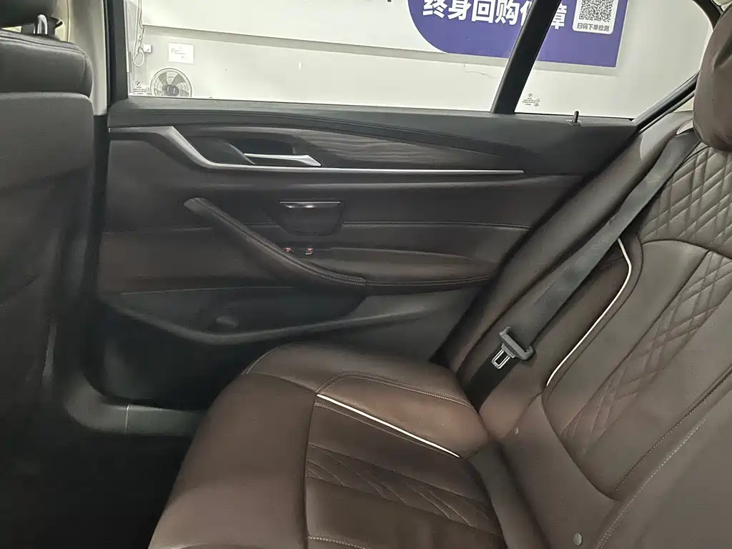 BMW 5 Series 2018 — фото 14
