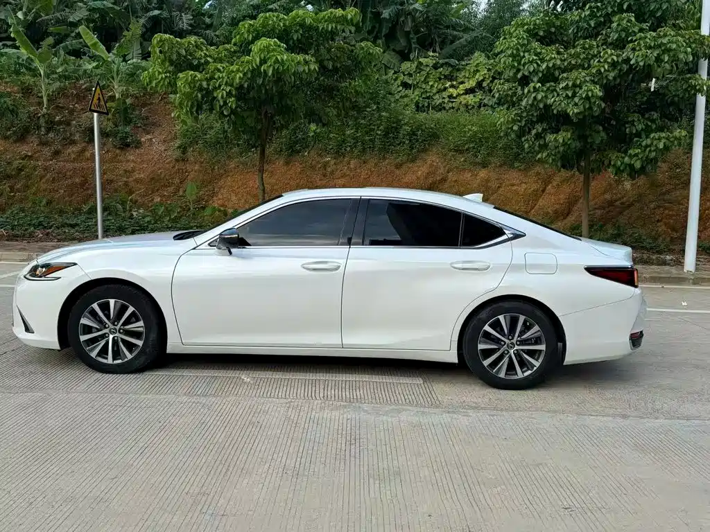 Lexus ES 2020 — фото 9