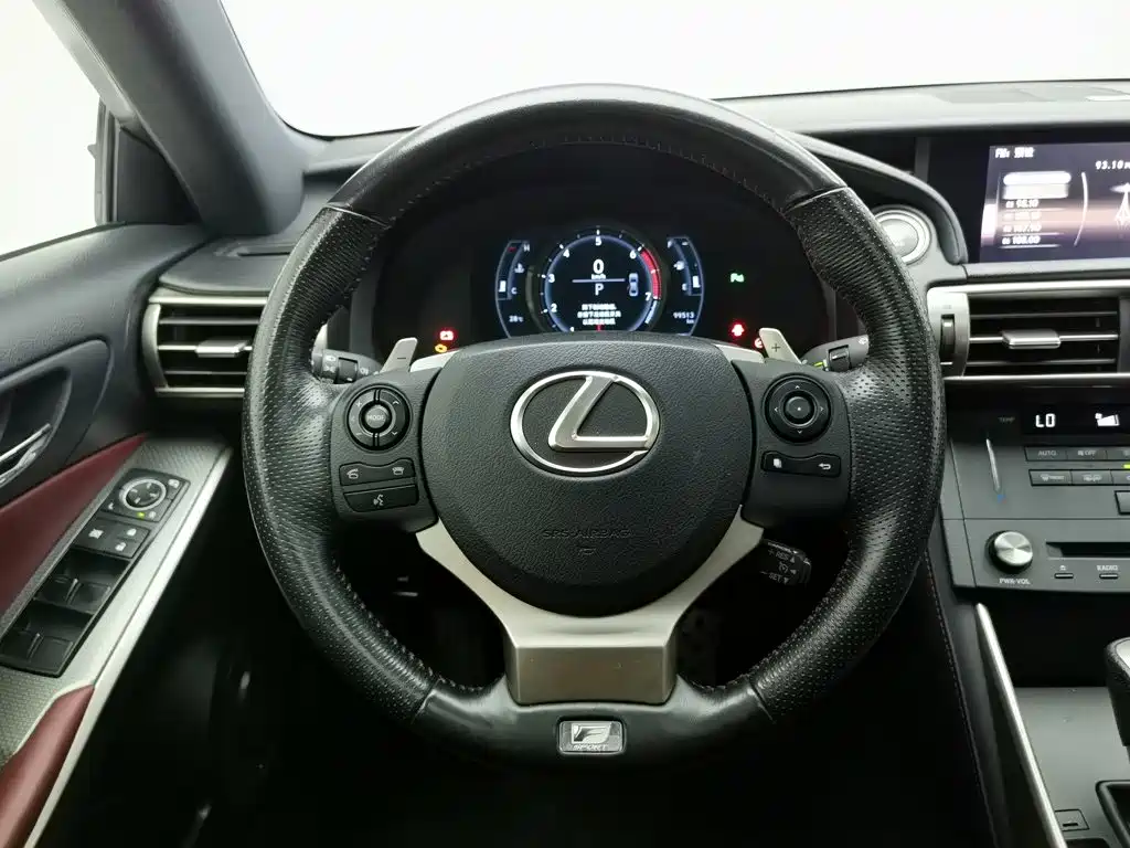 Lexus IS 2016 — фото 11