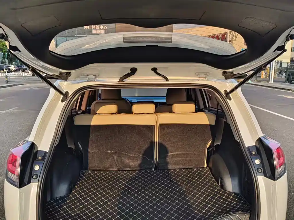 Toyota RAV4 2018 — фото 16