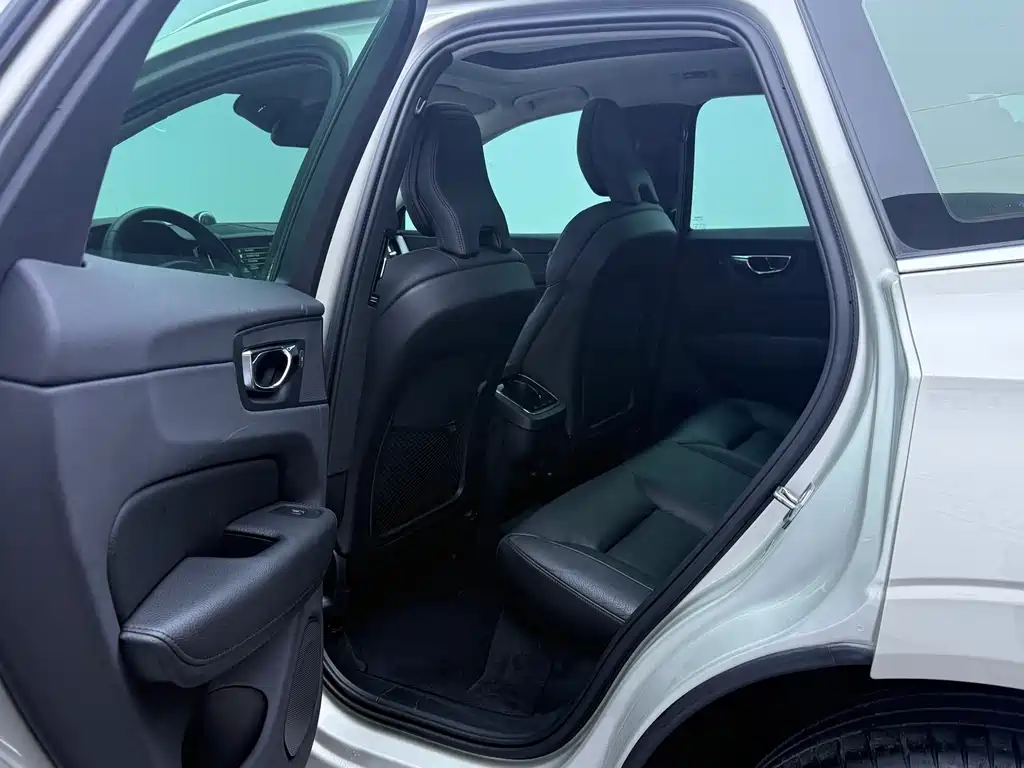 Volvo XC60 2018 — фото 11
