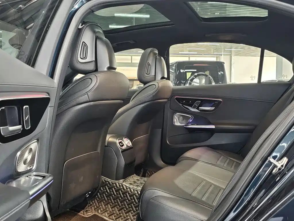 Mercedes-Benz C-Class 2023 — фото 12