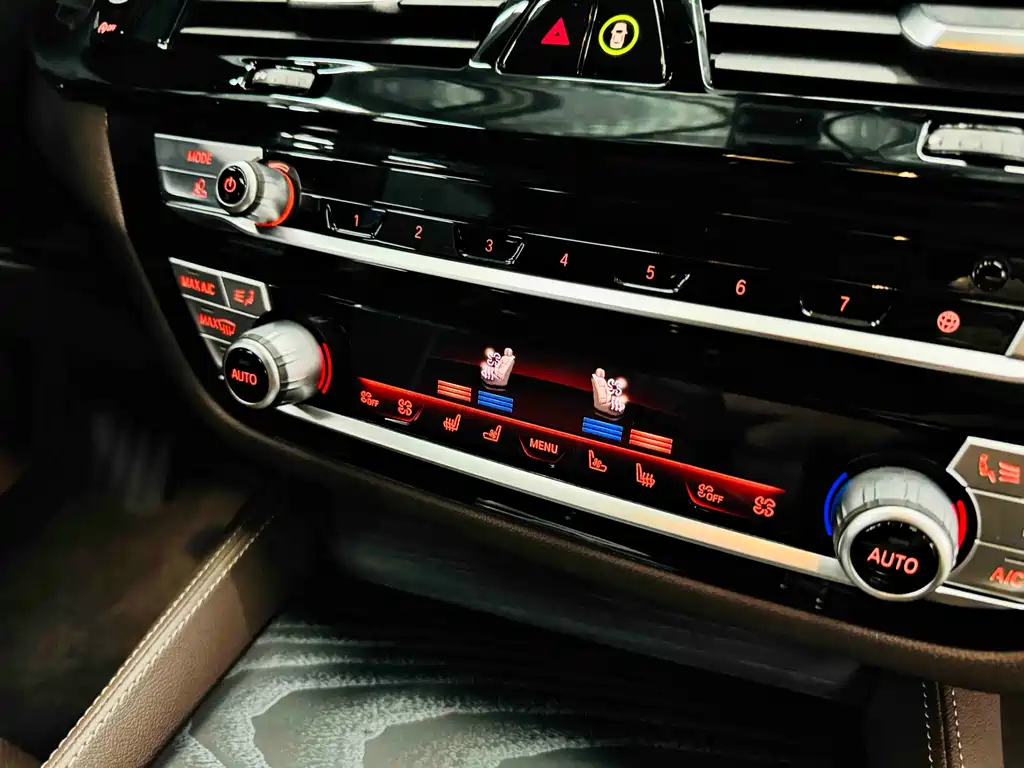 BMW 5 Series 2021 — фото 11