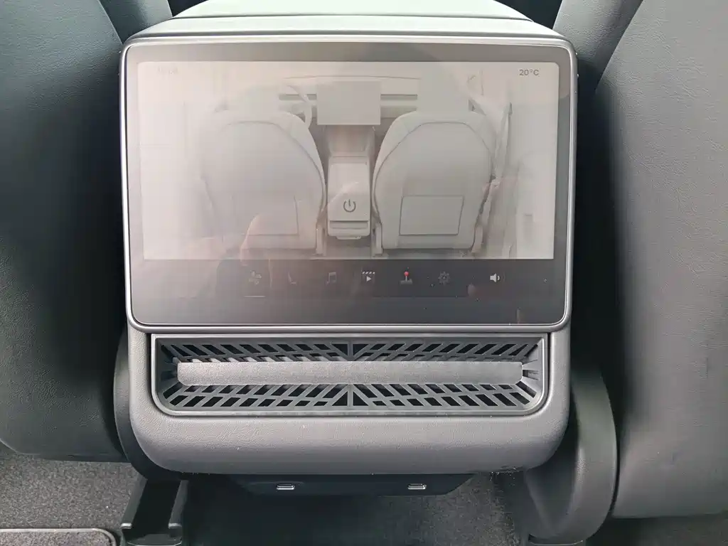 Tesla Model Y 2026 — фото 11