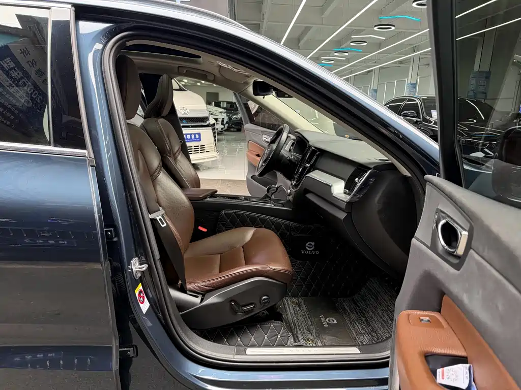 Volvo XC60 2019 — фото 13