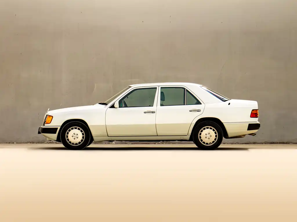 Mercedes-Benz E-Class 1993 — фото 4