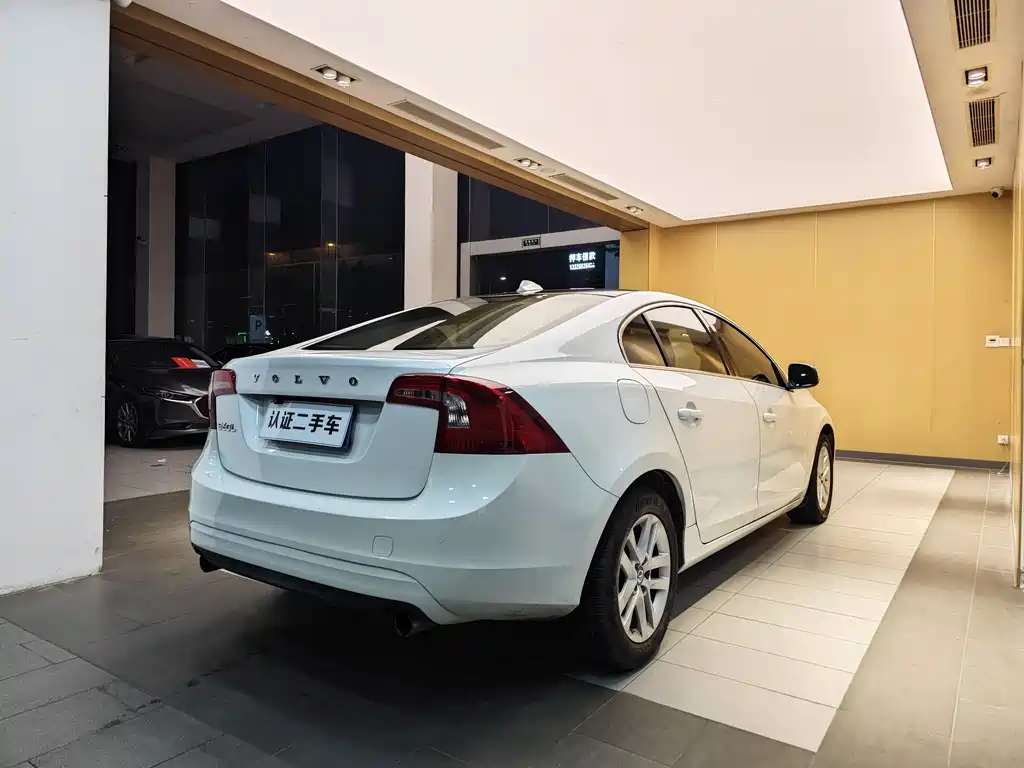 Volvo S60 2017 — фото 28