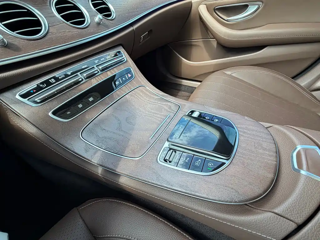 Mercedes-Benz E-Class 2023 — фото 18