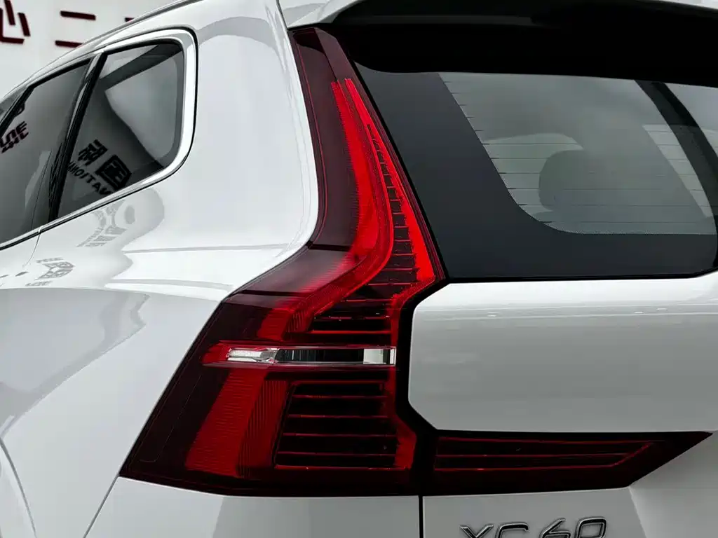 Volvo XC60 2022 — фото 19