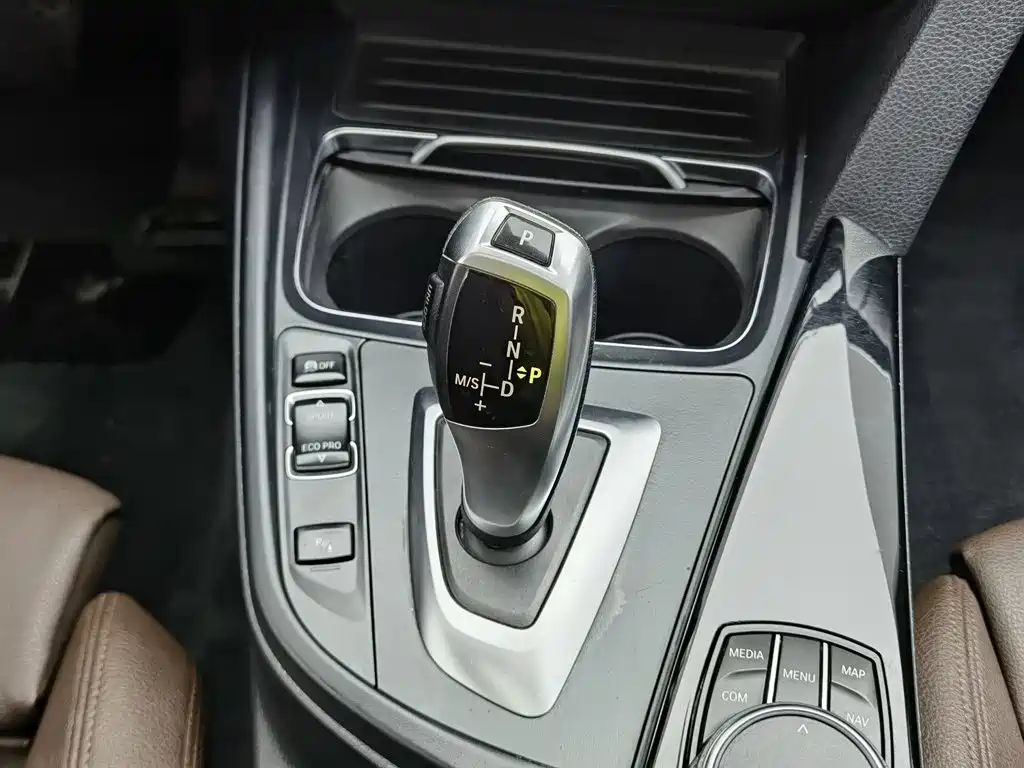 BMW 3 Series 2018 — фото 13
