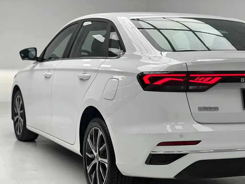 Geely Emgrand 2022