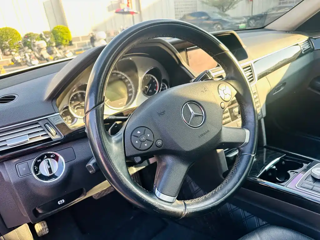 Mercedes-Benz E-Class 2010 — фото 22