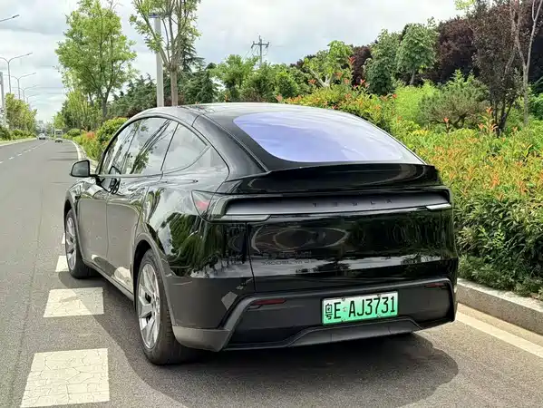 Tesla Model Y L 2025