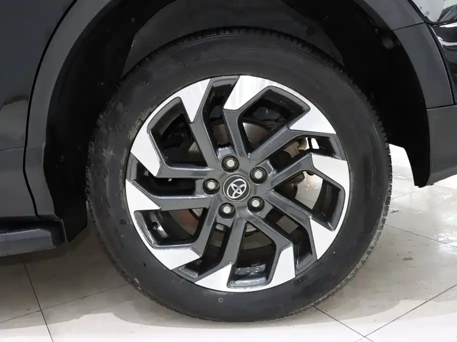 Toyota RAV4 2018 — фото 20