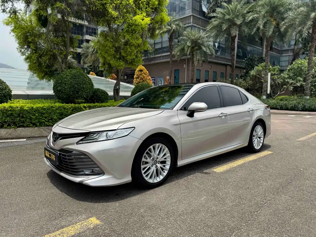 Toyota Camry 2019 — фото 1