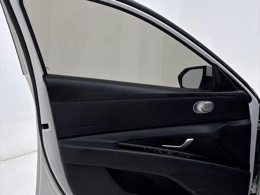 Hyundai Elantra 2023 — фото 17