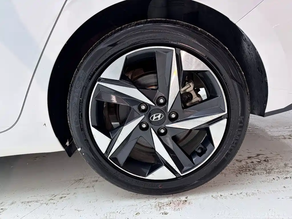 Hyundai Elantra 2023 — фото 26