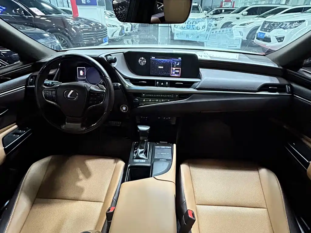 Lexus ES 2020