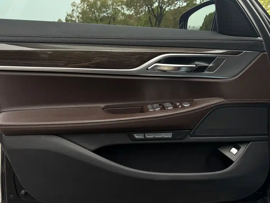 BMW 7 Series 2017 — фото 12