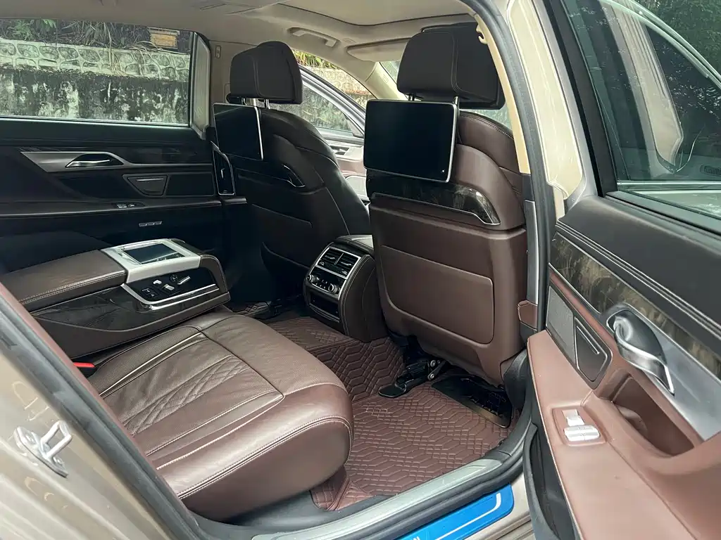 BMW 7 Series 2017 — фото 14