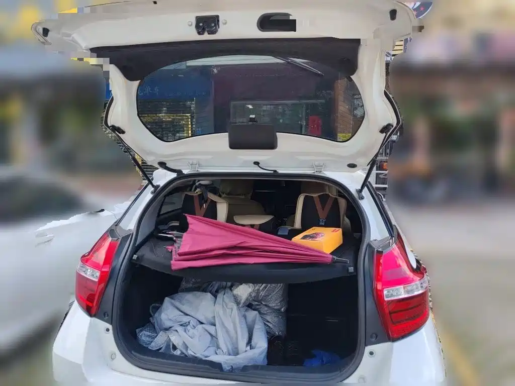 Toyota Yaris L 2023 — фото 10