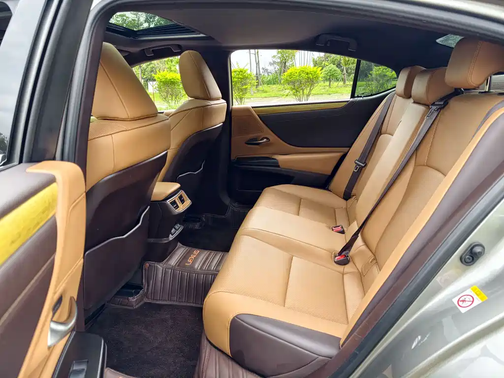 Lexus ES 2019 — фото 17
