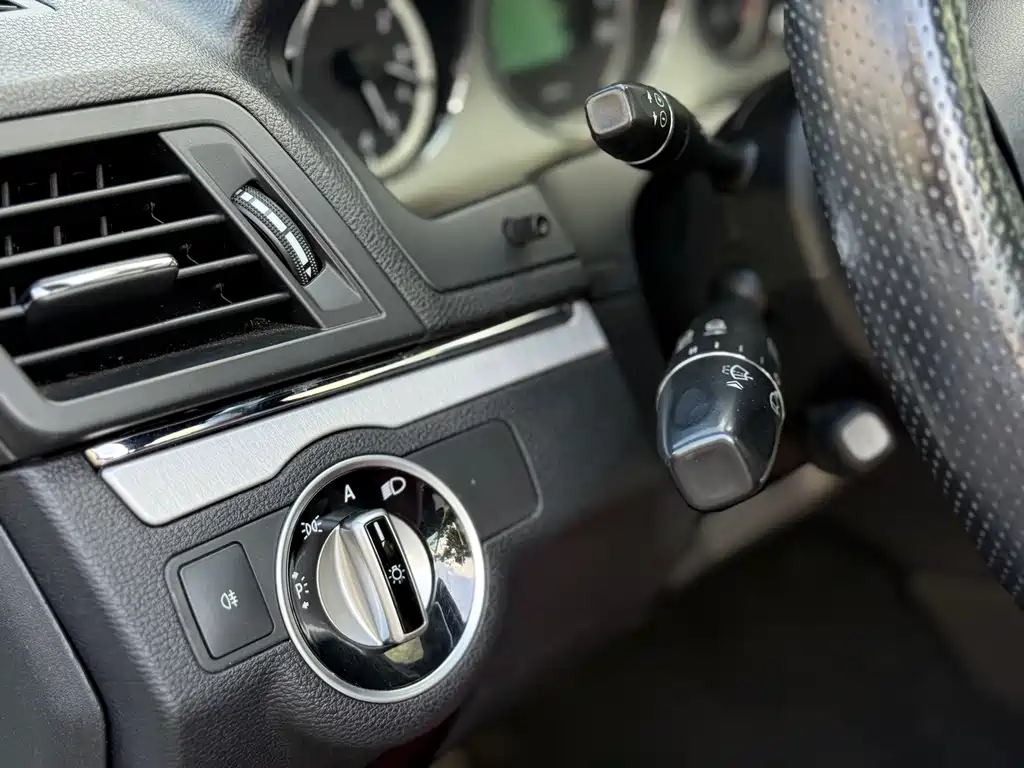 Mercedes-Benz E-Class 2011 — фото 11