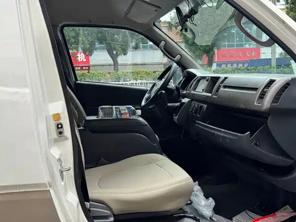 Kowloon big MPV 2015