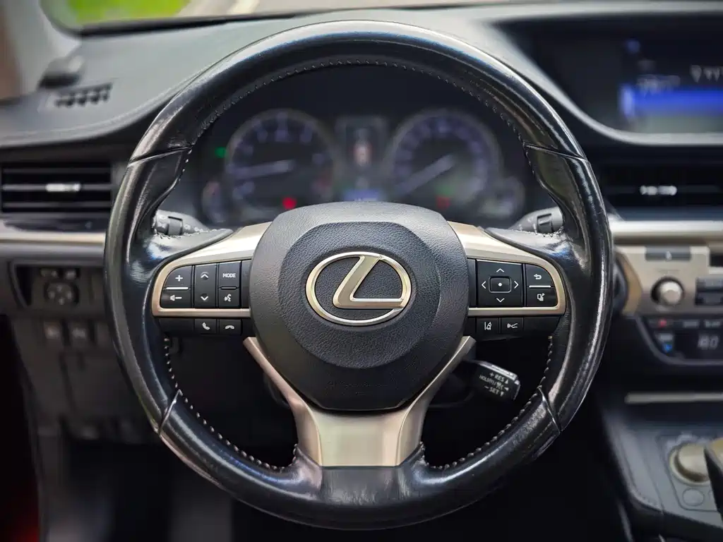 Lexus ES 2016 — фото 14