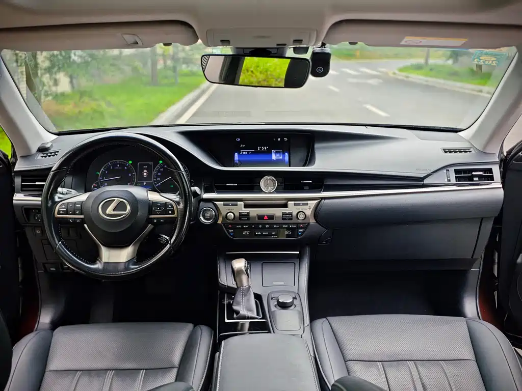 Lexus ES 2016 — фото 12