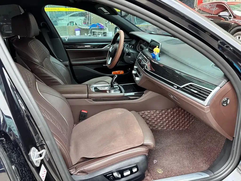 BMW 7 Series 2018 — фото 14
