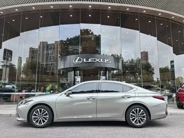 Lexus ES 2024