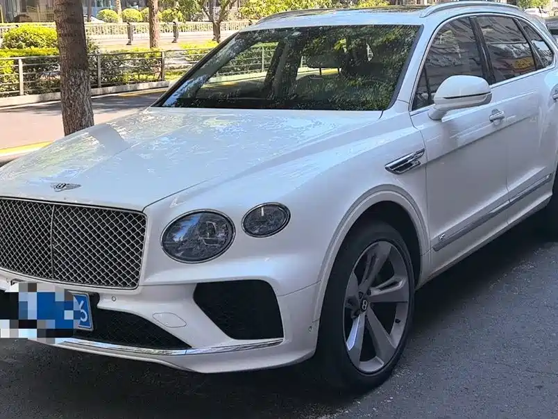 Bentley Bentayga 2022 — фото 1