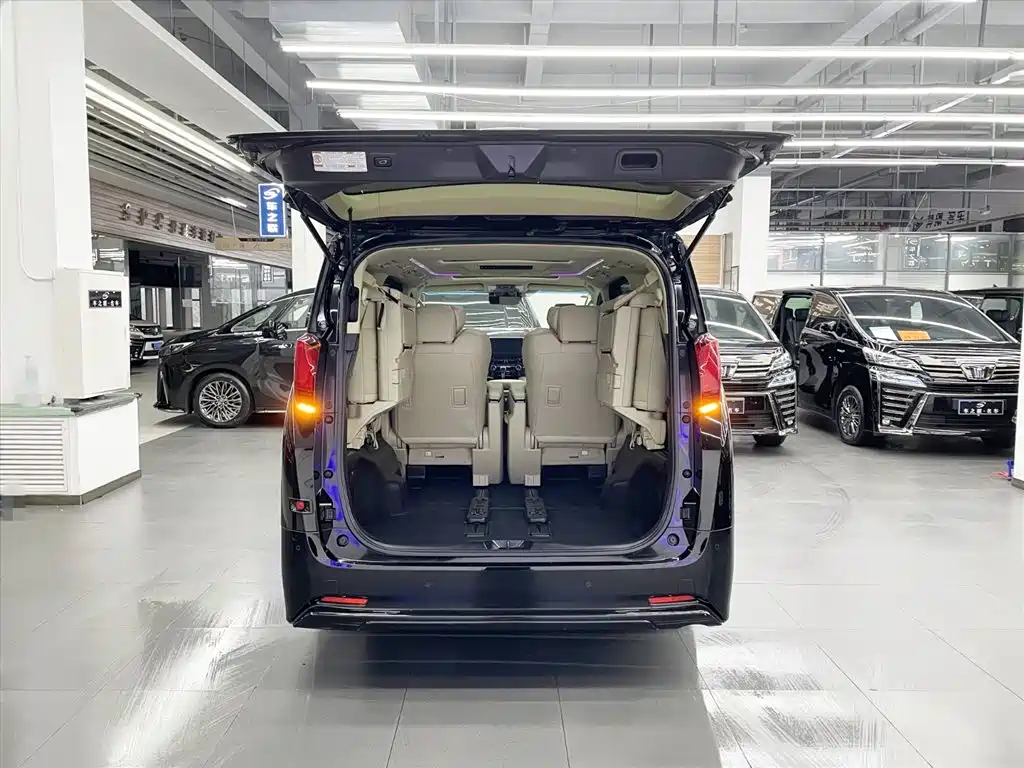 Toyota Alphard 2020 — фото 13
