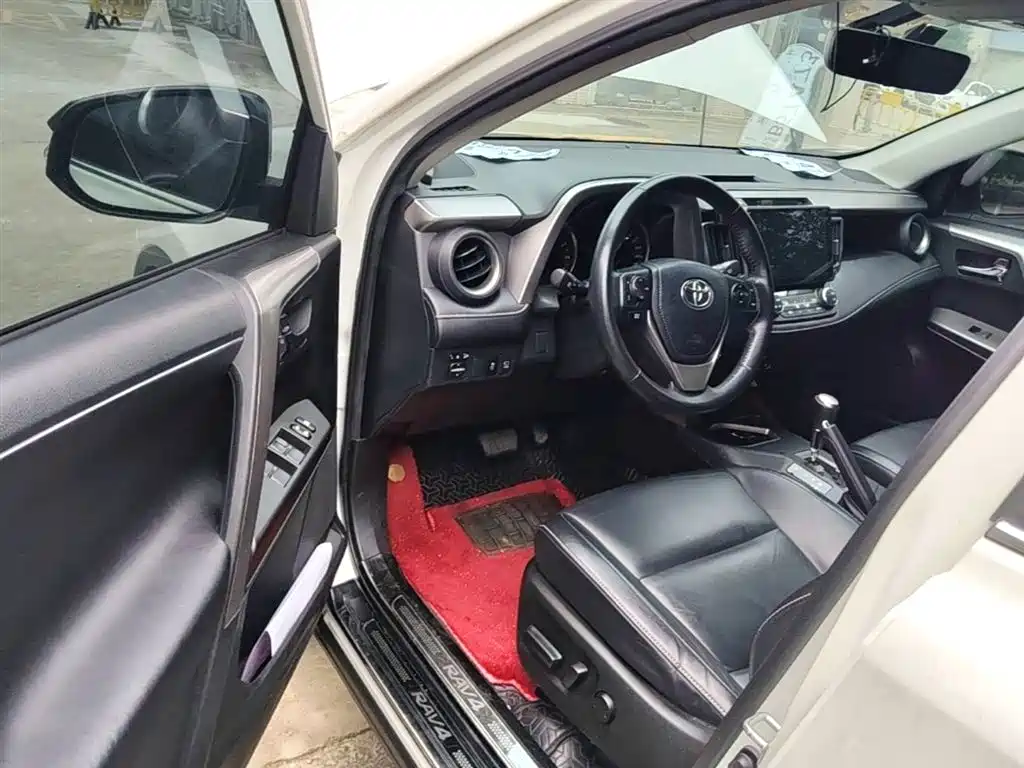 Toyota RAV4 2019 — фото 16