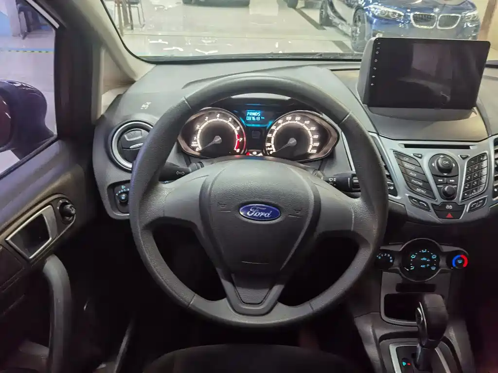 Ford Fiesta 2014 — фото 11