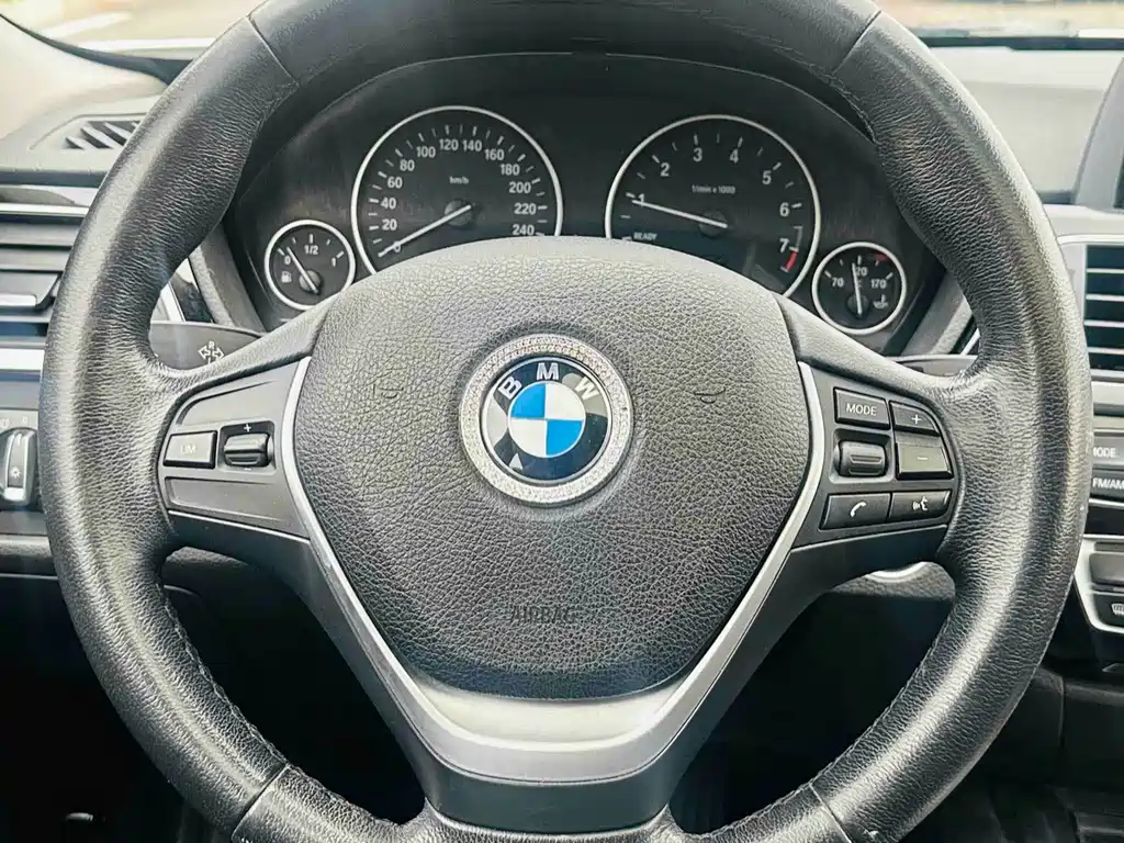 BMW 3 Series 2017 — фото 17