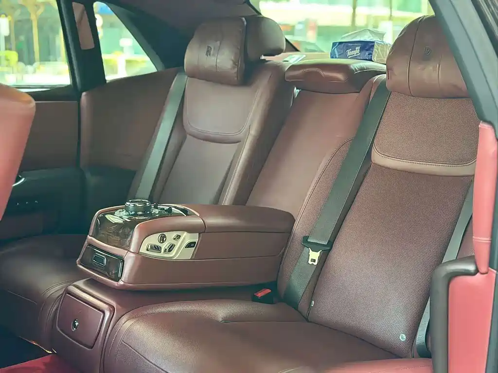 Rolls-Royce Ghost 2019 — фото 11