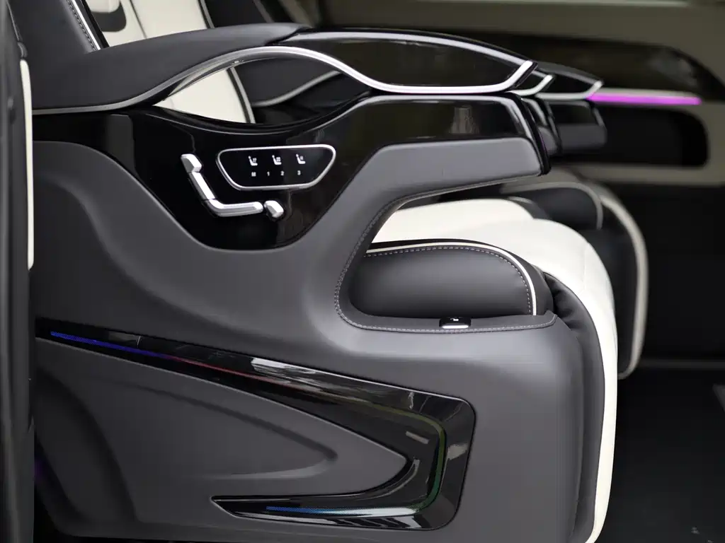 Mercedes-Benz V-Class 2018 — фото 31
