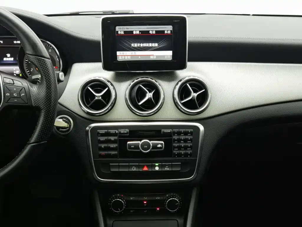 Mercedes-Benz GLA 2015 — фото 12