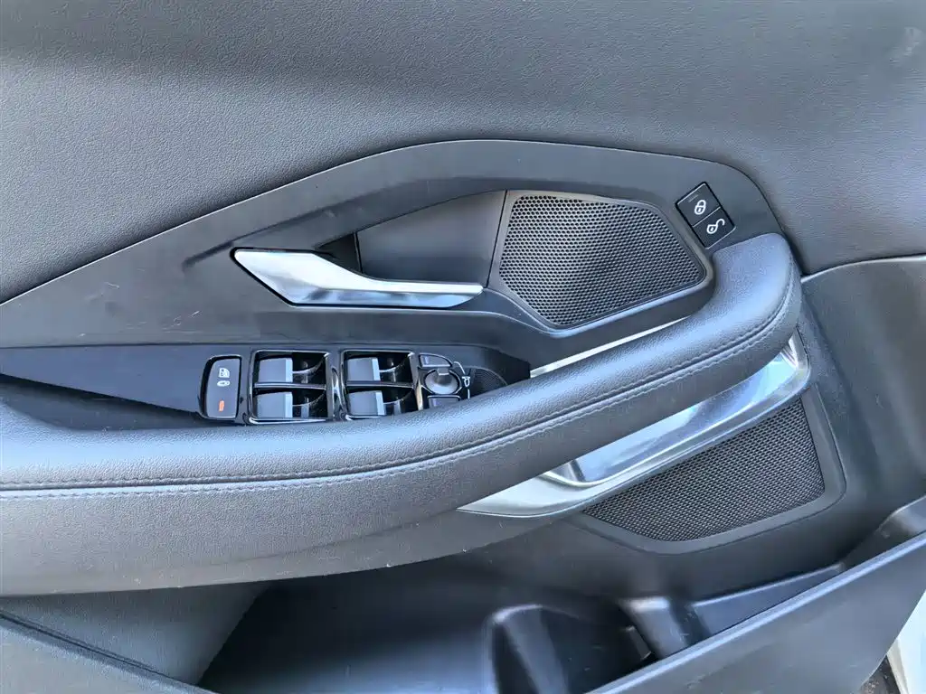 Jaguar E-PACE 2019 — фото 17