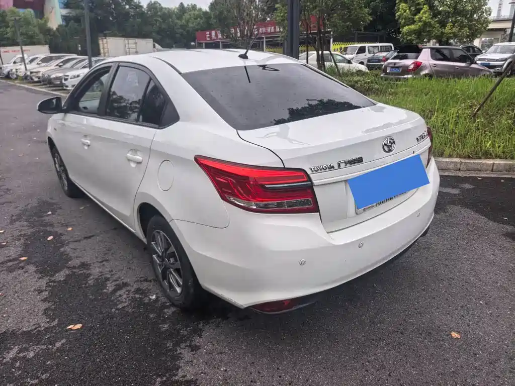 Toyota Yaris L 2021